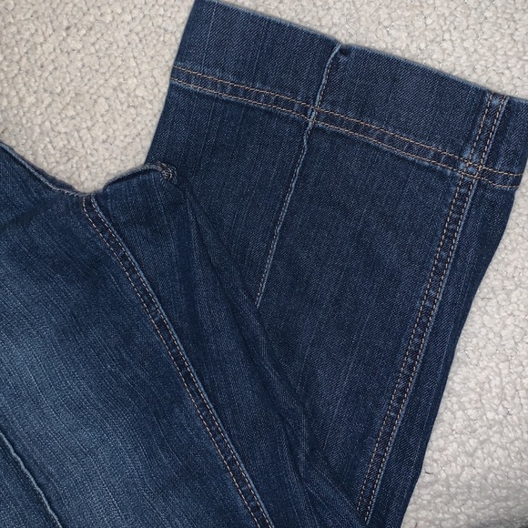 Chico’s Platinum Denim Capris — Chico’s Size 1 (M/8) — Ultimate Fit - Picture 5 of 9